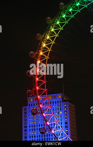 Londres, Royaume-Uni. 27 juin 2015. London Eye est éclairé en couleurs arc-en-ciel de Londres Pride 2015 Crédit : Paul Brown/Alamy Live News Banque D'Images