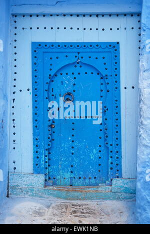 Porte peinte en bleu à l'ancienne médina de Chefchaouen, Maroc, Afrique Banque D'Images