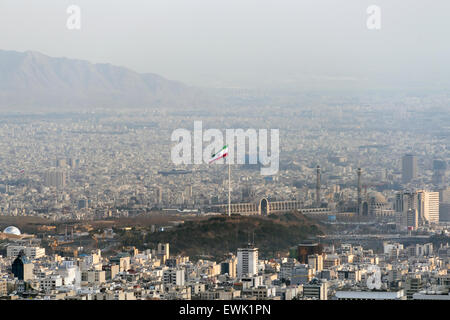 Vue de Téhéran et drapeau iranien à la montagne du sud de Tochal, Iran Banque D'Images