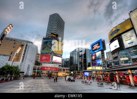 Dundas Square, rue Yonge Toronto intersection achalandée Banque D'Images