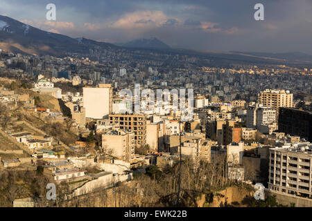 Vue vers l'Est de l'Torchal vers la montagne couverte de neige, la montagne Damavand Tehran, Iran Banque D'Images