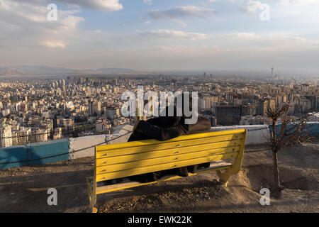 Couple pour le coucher du soleil Vue de Téhéran du Tochal Mountain, l'Iran Banque D'Images