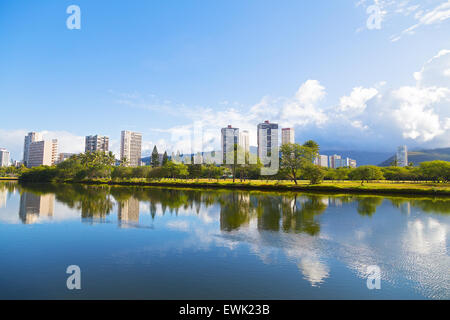 Le point de vue de l'Ala Wai canal dans la zone de villégiature de Waikiki, Honolulu, Hawaï. Banque D'Images