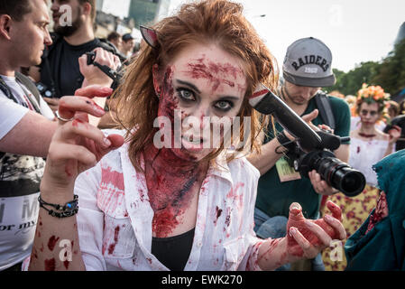 Varsovie, Pologne. 28 juin 2015. Participant de la 9e Zombie Walk à Varsovie. Au cours de l'événement annuel les gens habillés en costumes de zombies et fait leur chemin dans le centre-ville, les résidents et effraie 'combat' avec des défenseurs de la ville. Credit : kpzfoto/Alamy Live News Banque D'Images