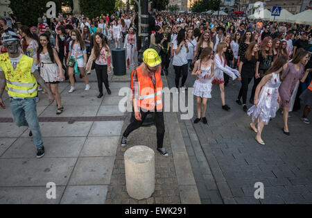 Varsovie, Pologne. 28 juin 2015. Les participants de la 9e Zombie Walk à Varsovie. Au cours de l'événement annuel les gens habillés en costumes de zombies et fait leur chemin dans le centre-ville, les résidents et effraie 'combat' avec des défenseurs de la ville. Credit : kpzfoto/Alamy Live News Banque D'Images
