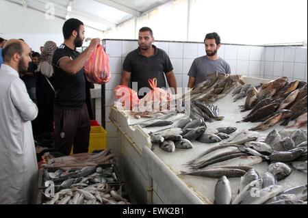 Tripoli (Libye). 27 Juin, 2015. Les sections locales acheter le poisson à un marché aux poissons avant de rompre leur jeûne au centre-ville de Tripoli, en Libye, le 27 juin 2015. Les musulmans du monde entier s'abstenir de manger, boire et fumer de l'aube au crépuscule pendant le mois de jeûne du Ramadan. © Hamza Turkia/Xinhua/Alamy Live News Banque D'Images