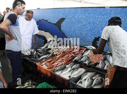 Tripoli (Libye). 27 Juin, 2015. Les citoyens de Tripoli acheter des poissons à un marché aux poissons avant de rompre leur jeûne au centre-ville de Tripoli, en Libye, le 27 juin 2015. Les musulmans du monde entier s'abstenir de manger, boire et fumer de l'aube au crépuscule pendant le mois de jeûne du Ramadan. © Hamza Turkia/Xinhua/Alamy Live News Banque D'Images