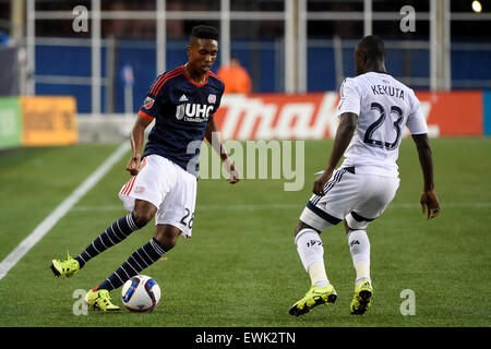 Foxborough, Massachusetts, USA. 27 Juin, 2015. New England Revolution defender Londres Woodberry (28) tente de dribbler autour Kekuta Manneh avant FC Vancouver (23) au cours de la MLS match entre les Whitecaps de Vancouver et le New England Revolution tenue au Stade Gillette à Foxborough dans le Massachusetts. Vancouver a battu 2-1 la Nouvelle Angleterre. Eric Canha/CSM/Alamy Live News Banque D'Images