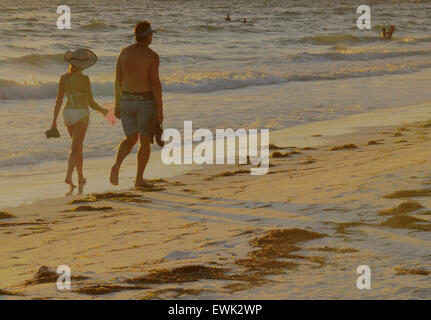 Bradenton Beach, Floride, États-Unis. 27 juin 2015. Coucher de soleil sur le golfe. Couple jettent de longues ombres sur le sable Banque D'Images