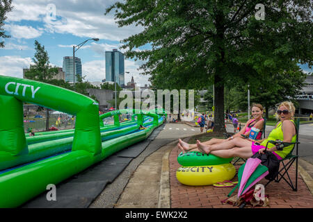 Knoxville, Tennessee, USA. 20 Juin, 2015. Faites glisser la ville prend plus de Knoxville, Tennessee's Gay Street Sliders donnant un tour sur pied 1000 Samedi, 20 juin, 2015. Crédit : Marc Griffin/Alamy Live News Banque D'Images