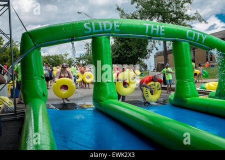 Knoxville, Tennessee, USA. 20 Juin, 2015. Faites glisser la ville prend plus de Knoxville, Tennessee's Gay Street Sliders donnant un tour sur pied 1000 Samedi, 20 juin, 2015. Crédit : Marc Griffin/Alamy Live News Banque D'Images