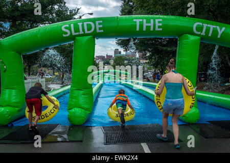 Knoxville, Tennessee, USA. 20 Juin, 2015. Faites glisser la ville prend plus de Knoxville, Tennessee's Gay Street Sliders donnant un tour sur pied 1000 Samedi, 20 juin, 2015. Crédit : Marc Griffin/Alamy Live News Banque D'Images