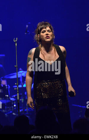 Toronto, Canada. 27 Juin, 2015. La chanteuse américaine Beth Hart en prestation au Danforth Music Hall. Credit : EXImages/Alamy Live News Banque D'Images