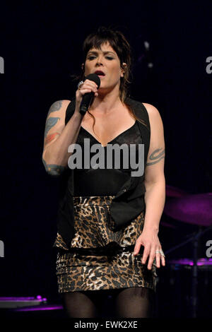 Toronto, Canada. 27 Juin, 2015. La chanteuse américaine Beth Hart en prestation au Danforth Music Hall. Credit : EXImages/Alamy Live News Banque D'Images