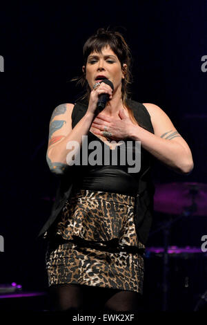 Toronto, Canada. 27 Juin, 2015. La chanteuse américaine Beth Hart en prestation au Danforth Music Hall. Credit : EXImages/Alamy Live News Banque D'Images