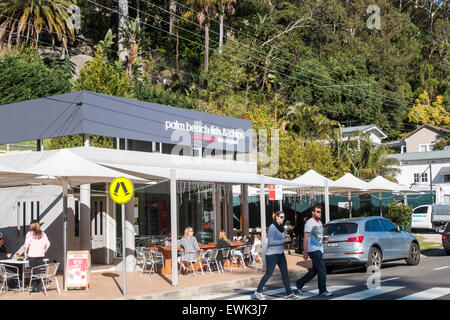 Fish and chips shop à Sydney's Palm Beach sur la route Barrenjoey desservant les plats à emporter et manger au,Sydney, Australie Banque D'Images