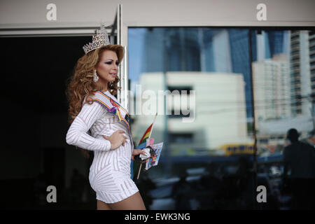 La ville de Panama, Panama. 27 Juin, 2015. Un participant prend part à la parade de la Gay Pride à Panama City, capitale du Panama, le 27 juin 2015. Selon la presse locale, des centaines de personnes ont participé au défilé exigeant l'égalité de droits pour la communauté gay. © Mauricio Valenzuela/Xinhua/Alamy Live News Banque D'Images