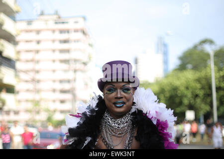 La ville de Panama, Panama. 27 Juin, 2015. Un participant prend part à la parade de la Gay Pride à Panama City, capitale du Panama, le 27 juin 2015. Selon la presse locale, des centaines de personnes ont participé au défilé exigeant l'égalité de droits pour la communauté gay. © Mauricio Valenzuela/Xinhua/Alamy Live News Banque D'Images