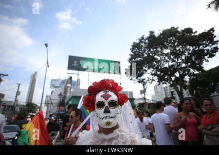 La ville de Panama, Panama. 27 Juin, 2015. Un participant prend part à la parade de la Gay Pride à Panama City, capitale du Panama, le 27 juin 2015. Selon la presse locale, des centaines de personnes ont participé au défilé exigeant l'égalité de droits pour la communauté gay. © Mauricio Valenzuela/Xinhua/Alamy Live News Banque D'Images