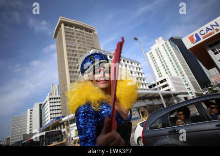 La ville de Panama, Panama. 27 Juin, 2015. Un participant prend part à la parade de la Gay Pride à Panama City, capitale du Panama, le 27 juin 2015. Selon la presse locale, des centaines de personnes ont participé au défilé exigeant l'égalité de droits pour la communauté gay. © Mauricio Valenzuela/Xinhua/Alamy Live News Banque D'Images