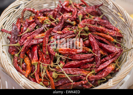 Panier de piments séchés à Sébastopol Farmer's Market, dans le Comté de Sonoma, en Californie Banque D'Images