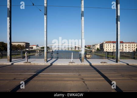 Rue avec le tramway sur le Maréchal Jozef Pilsudski Pont sur la Vistule à Cracovie, Pologne. Banque D'Images