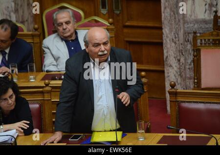 Athènes, Grèce. 27 Juin, 2015. Ministre de l'intérieur et la reconstruction administrative Nikos Voutsis parle au parlement grec. Les législateurs grecs débattu au parlement grec sur la proposition du Premier ministre grec d'un référendum le 5 juillet, sur les négociations entre la Grèce et ses créanciers sur la dette nationale. © George/Panagakis Pacific Press/Alamy Live News Banque D'Images