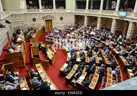 Athènes, Grèce. 27 Juin, 2015. Vue générale du parlement grec législateurs grecs.un débat au parlement grec sur la proposition du Premier ministre grec d'un référendum le 5 juillet, sur les négociations entre la Grèce et ses créanciers sur la dette nationale. © George/Panagakis Pacific Press/Alamy Live News Banque D'Images