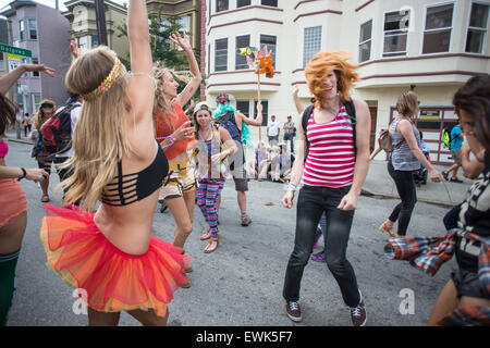 San Francisco, USA. 27 Juin, 2015. Les célébrants de la fierté de la danse sur 18th St., près de Dolores Park. Crédit : John Orvis/Alamy Live News Banque D'Images