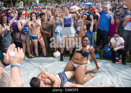 San Francisco, USA. 27 Juin, 2015. Deux femmes s'affrontent dans un match de lutte tenue à Dolores Park où les membres de l'assistance ont été encourage à participé. Crédit : John Orvis/Alamy Live News Banque D'Images