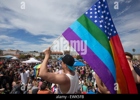 San Francisco, USA. 27 Juin, 2015. David from San Francisco vagues un drapeau arc-en-ciel en Mission Dolores Park bondé pendant les festivités de la fierté de samedi. Crédit : John Orvis/Alamy Live News Banque D'Images