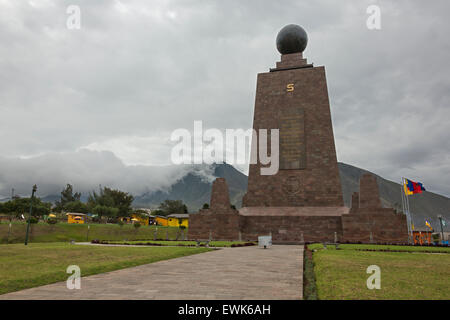 Un ciel plus de la Mitad del Mundo Banque D'Images