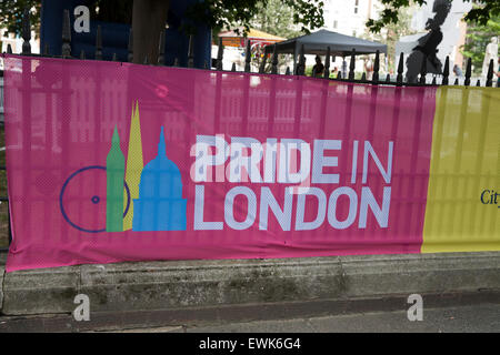 Londres, Royaume-Uni. 27 Juin, 2015. Pride Parade à Londres signe. Credit : Keith Larby/Alamy Live News Banque D'Images