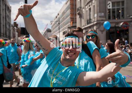 Londres, Royaume-Uni. 27 Juin, 2015. Les participants à la parade de la fierté à Londres. Credit : Keith Larby/Alamy Live News Banque D'Images