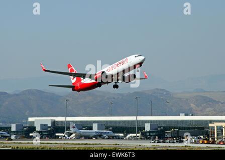 Air Berlin Boeing 737-800 décollant de l'aéroport de Malaga, Malaga, Andalousie, Espagne, Europe de l'Ouest. Banque D'Images