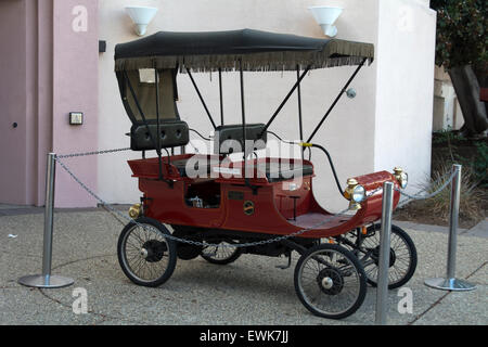 Une voiture d'époque à l'extérieur du musée de l'automobile dans la région de Balboa Park, San Diego, Californie. Banque D'Images