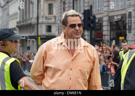 Londres, Royaume-Uni. 27 Juin, 2015. Des milliers s'occupe de la parade watchs og la fierté de Londres. Credit : Voir Li/Alamy Live News Banque D'Images