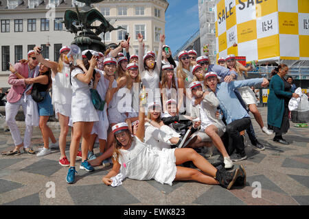 Les étudiants danois célèbrent leur diplôme de lycée et de grammaire à la fontaine Stork (Storkespringvandet) sur Stroeget à Copenhague. Banque D'Images