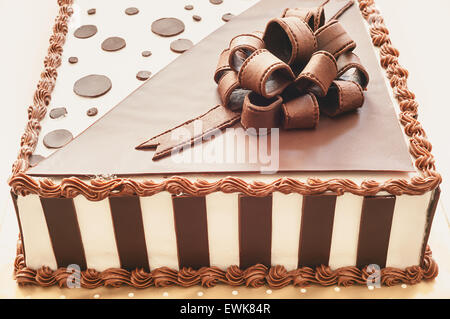 Portrait d'un gâteau au chocolat, deux couleurs marron et blanc, voir du premier plan à la page. Banque D'Images