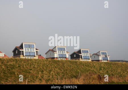 Les maisons avec des panneaux solaires qui produisent de l'électricité, l'Europe Pays-bas Egmond Banque D'Images