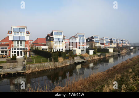 Les maisons avec des panneaux solaires intégrés produisant de l'électricité, l'Europe Pays-bas Egmond Banque D'Images