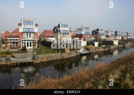 Les maisons avec des panneaux solaires intégrés produisant de l'électricité, l'Europe Pays-bas Egmond Banque D'Images