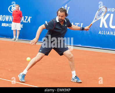 Berlin, Allemagne. 27 Juin, 2015. Ancien joueur de tennis français Henri Leconte joue contre son adversaire allemand M. Stich au grand Tournoi des Champions à Berlin, Allemagne, 27 juin 2015. Photo : OLIVER MEHLIS/dpa/Alamy Live News Banque D'Images