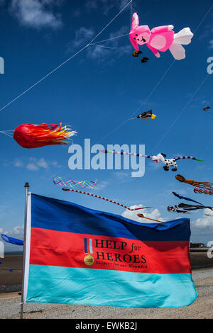 Morecambe, Lancashire, UK 27 Juin, 2015. Prise au vent Kite Festival un festival annuel sur le front de mer de Morecambe, quand pour l'ensemble de la journée le ciel est plein de la plus spectaculaire des formes, couleurs et créations. Les étaient une seule ligne cerfs-volants de toutes sortes et tailles, y compris un 30 mètres de long, pieuvre gonflable battant chevaux, chiens et même des poissons. Plus 2-line et 4-line sur roues. Credit : Mar Photographics/Alamy Live News Banque D'Images