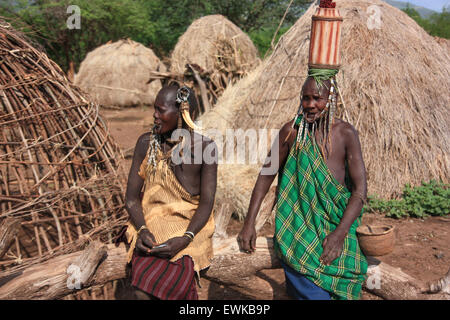 Les femmes Mursi dans un village Banque D'Images