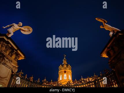 Berlin, Allemagne. 27 Juin, 2015. Les nuages se déplacent sur le château de Charlottenburg à Berlin, Allemagne, 27 juin 2015. Photo : Paul Zinken/dpa/Alamy Live News Banque D'Images