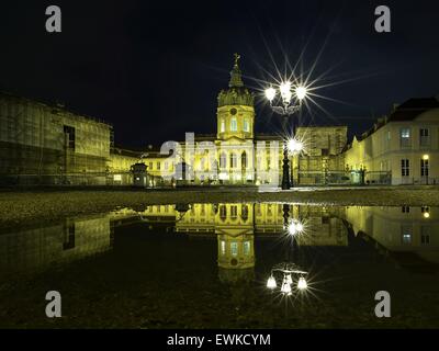 Berlin, Allemagne. 27 Juin, 2015. Le château de Charlottenburg se reflète dans une flaque à Berlin, Allemagne, 27 juin 2015. Photo : Paul Zinken/dpa/Alamy Live News Banque D'Images