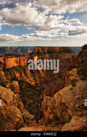 La fin de l'après-midi nuages flottent Wotans passé Thorne et Cape Royal le long de la rive nord de l'Arizona's Grand Canyon National Park. Banque D'Images