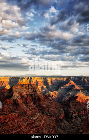 Dernière lumière sur le bord nord de l'Arizona's Grand Canyon National Park de Cape Royal avec un lointain pic enneigé Humphreys. Banque D'Images