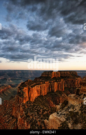 Le crépuscule civil du trône Royal Cape de Wotans le long de la rive nord de l'Arizona's Grand Canyon National Park. Banque D'Images